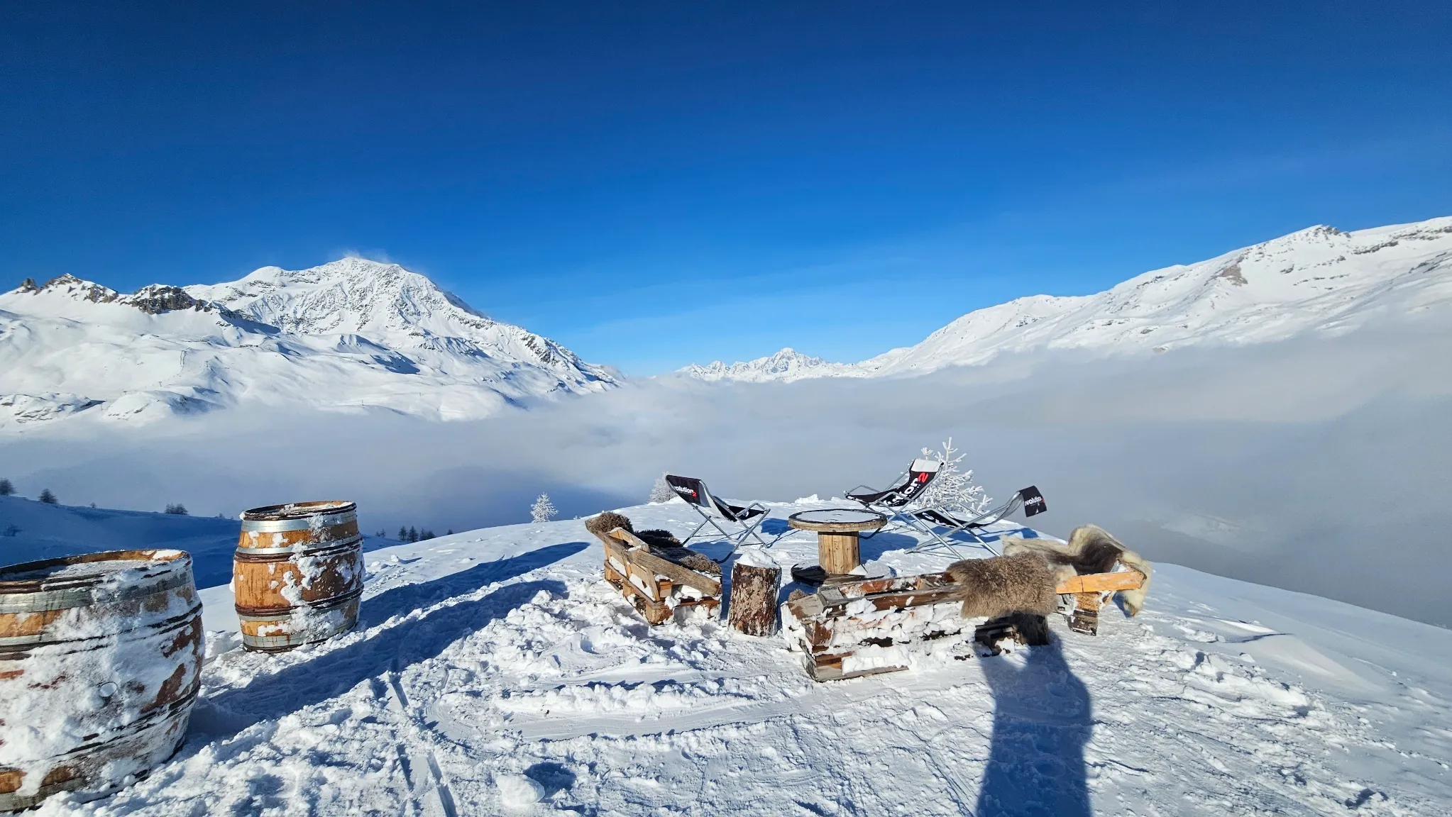 An aperitif stop on a sunlit mountain terrace.